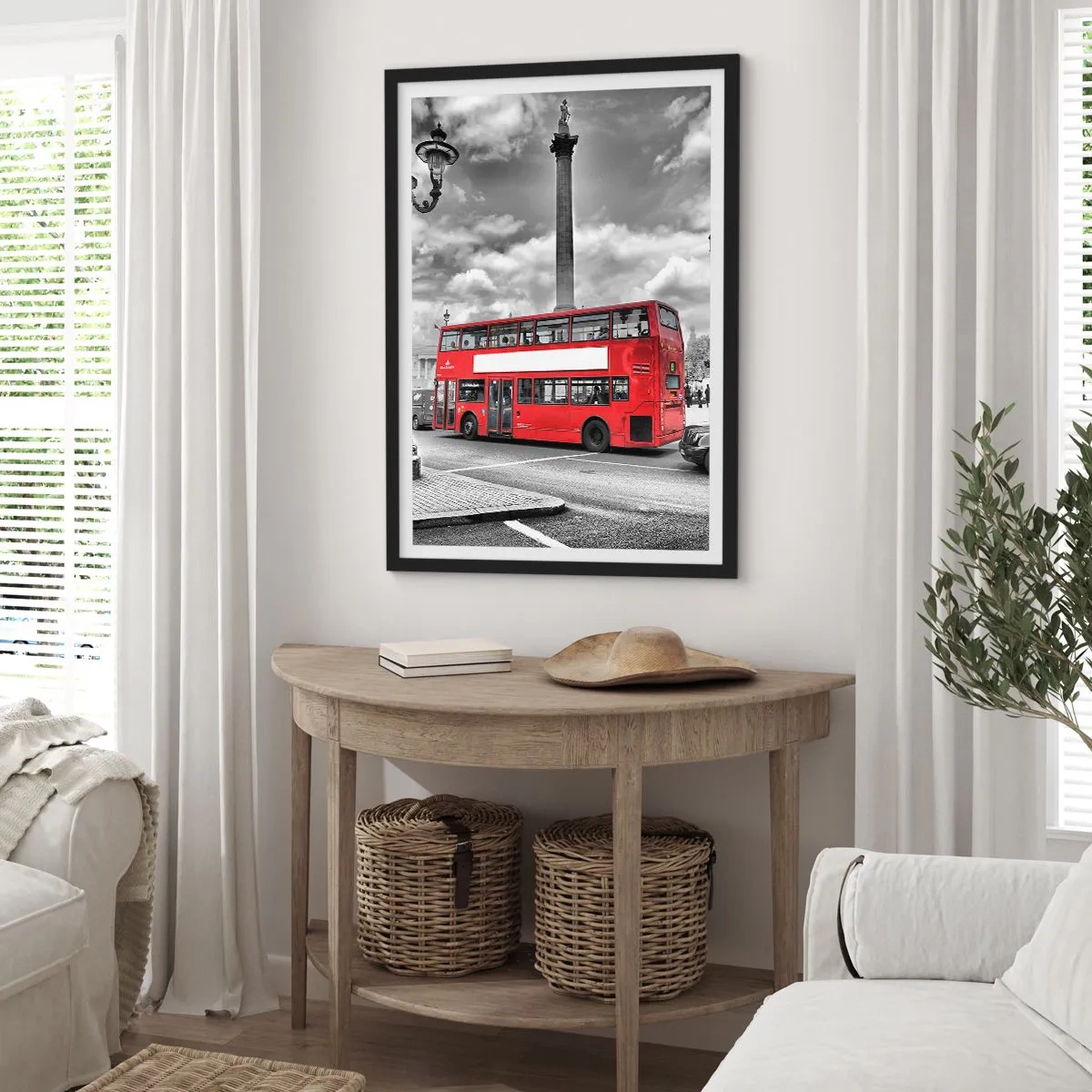 Poster în ramă neagră - Un autobuz roșu pe fundalul unui oraș alb-negru - 50x70cm - Adevărata forță vitală a orașului - Decorațiune modernă pentru perete pentru living și dormitor ARTTOR
