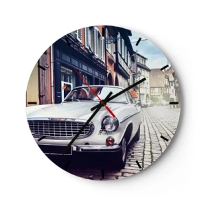 Ceas de perete - Ceas pe sticlă - O mașină clasică pe o stradă pietruită înconjurată de case de tip bloc - 30x30cm - Trecutul este astăzi - Decorațiune modernă pentru perete pentru living, bucătărie și dormitor ARTTOR