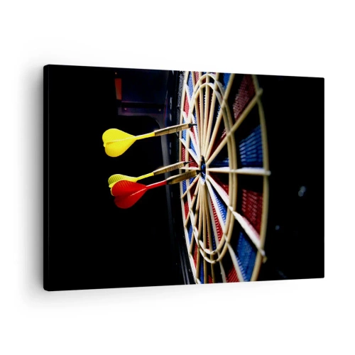 Tablou pe pânză Canvas - O tablă de darts cu darts lovite pe un fundal negru - 70x50cm - Direct la subiect - Decorațiune modernă pentru perete pentru living și dormitor ARTTOR