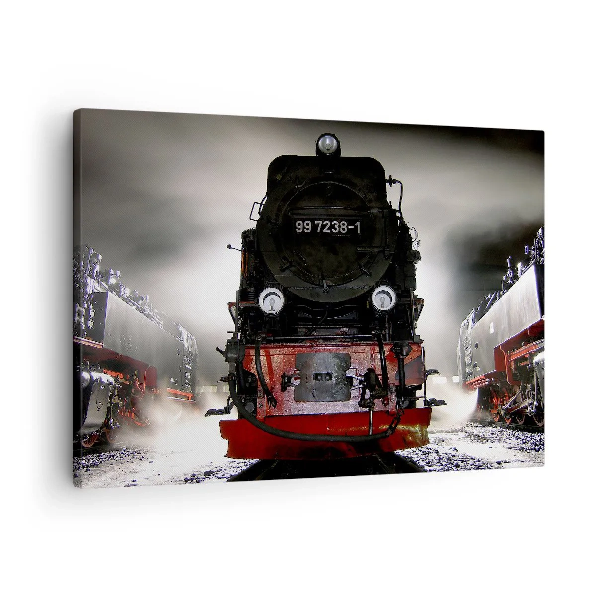 Tablou pe pânză Canvas - O locomotivă cu aburi înconjurată de abur pe un cer întunecat într-un cadru atmosferic - 70x50cm - Stă și pufuie, geme și suflă... - Decorațiune modernă pentru perete pentru living și dormitor ARTTOR