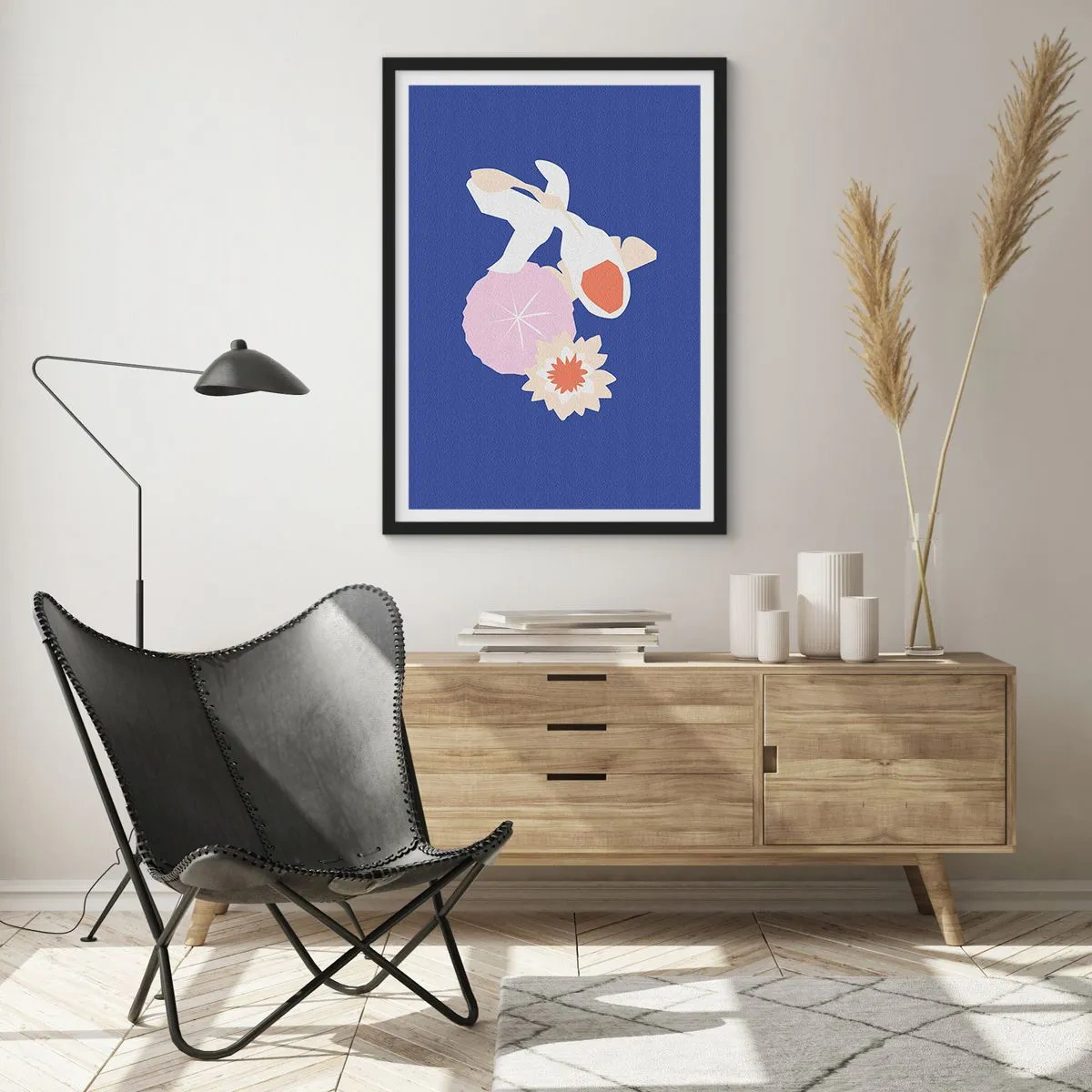 Poster în ramă neagră - Pește Koi înconjurat de flori pe un fundal intens - 50x70cm - Compoziție de flori și muguri - Decorațiune modernă pentru perete pentru living și dormitor ARTTOR