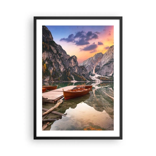 Poster în ramă neagră - Bărci de lemn pe un lac înconjurat de munți la apus - 50x70cm - Promisiunea zilei - Decorațiune modernă pentru perete pentru living și dormitor ARTTOR