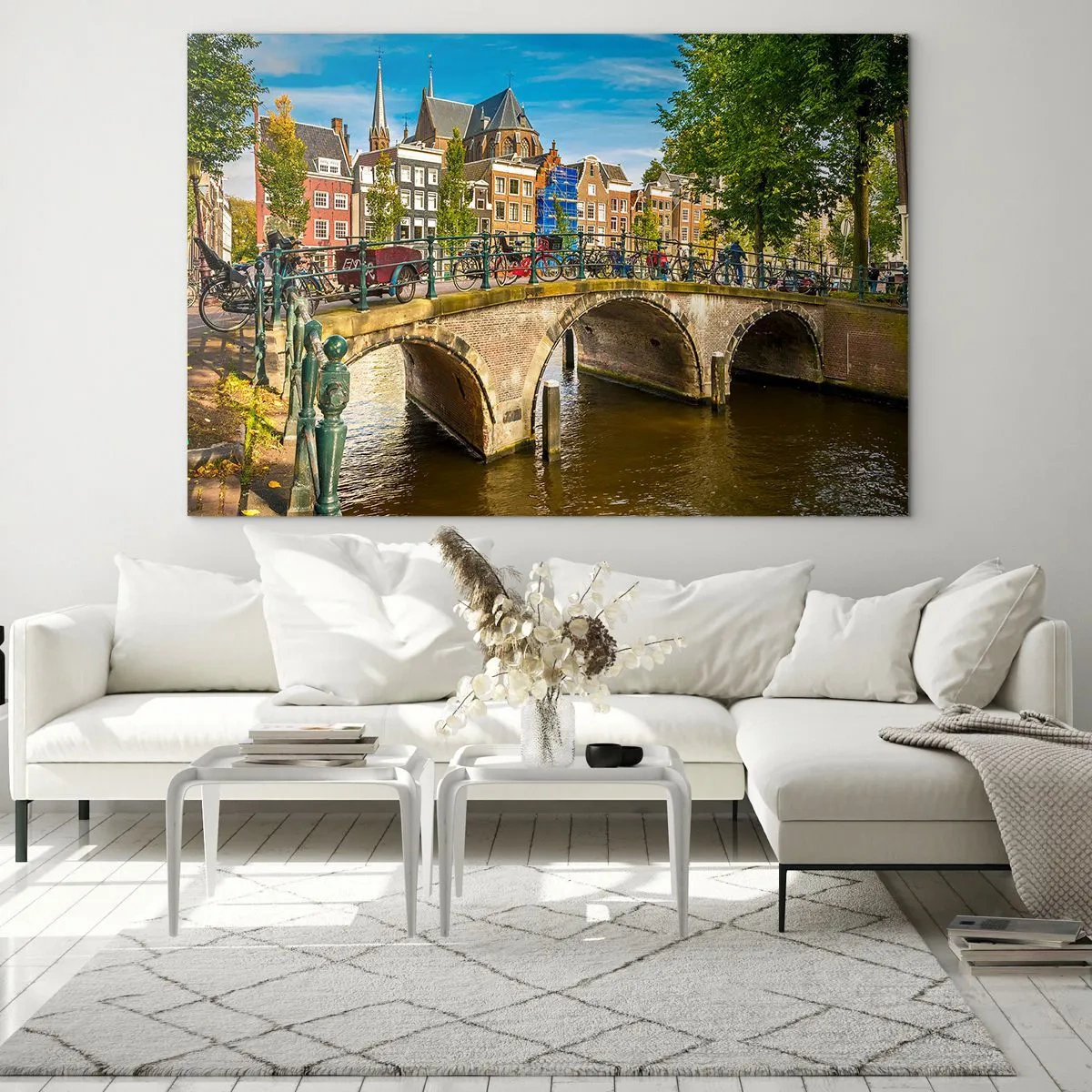 Tablou pe sticlă - Un pod peste un canal înconjurat de arhitectură istorică și verdeață - 70x50cm - Primăvara lângă canal - Decorațiune modernă pentru perete pentru living și dormitor ARTTOR