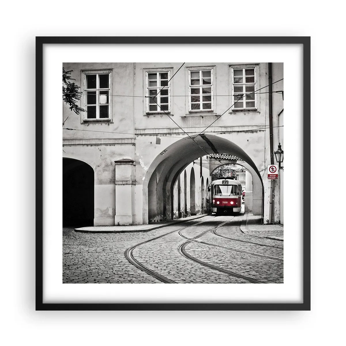 Poster în ramă neagră - Printr-un labirint urban - 50x50 cm