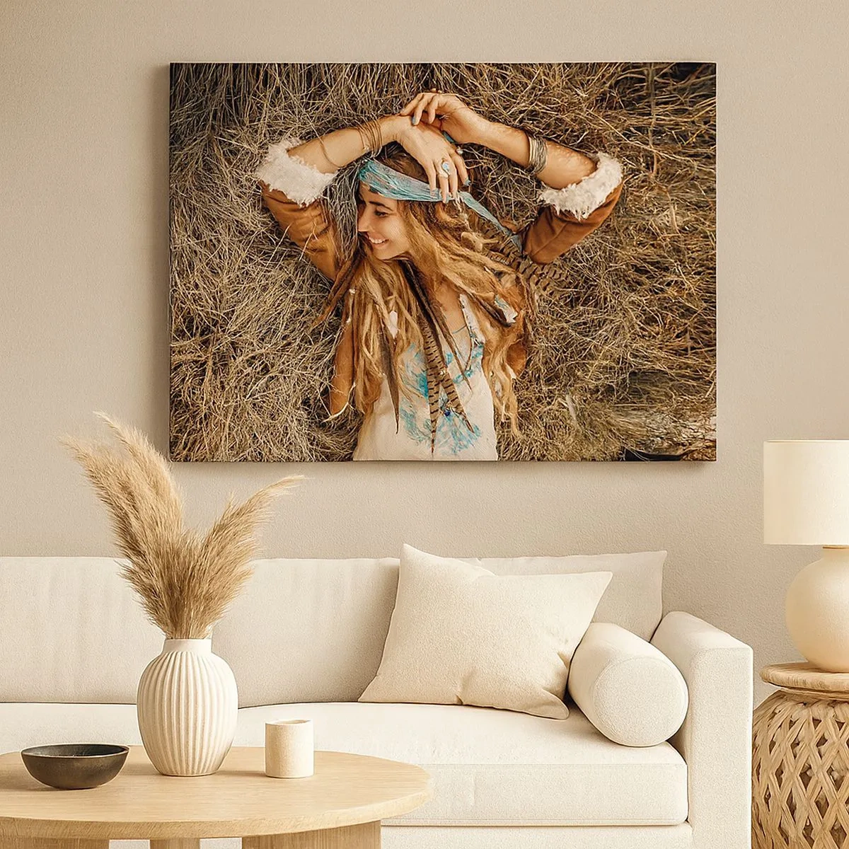 Tablou pe pânză Canvas - Femeie în stil boho întinsă pe fân - 70x50cm - În drum spre vara iubirii - Decorațiune modernă pentru perete pentru living și dormitor ARTTOR