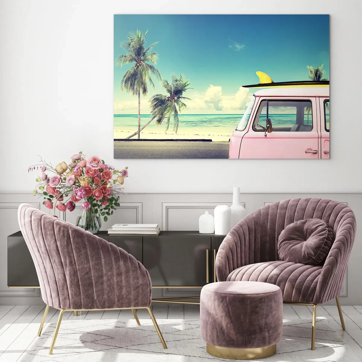 Tablou pe sticlă - O plajă cu palmieri și o dubă retro roz pe malul mării - 70x50cm - Să înceapă vacanța - Decorațiune modernă pentru perete pentru living și dormitor ARTTOR