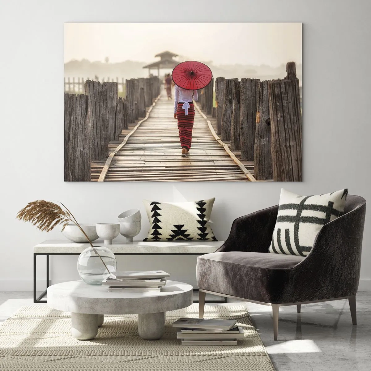 Tablou pe sticlă - O femeie cu o umbrelă roșie pe un pod de lemn - 70x50cm - Pe podul vechi - Decorațiune modernă pentru perete pentru living și dormitor ARTTOR