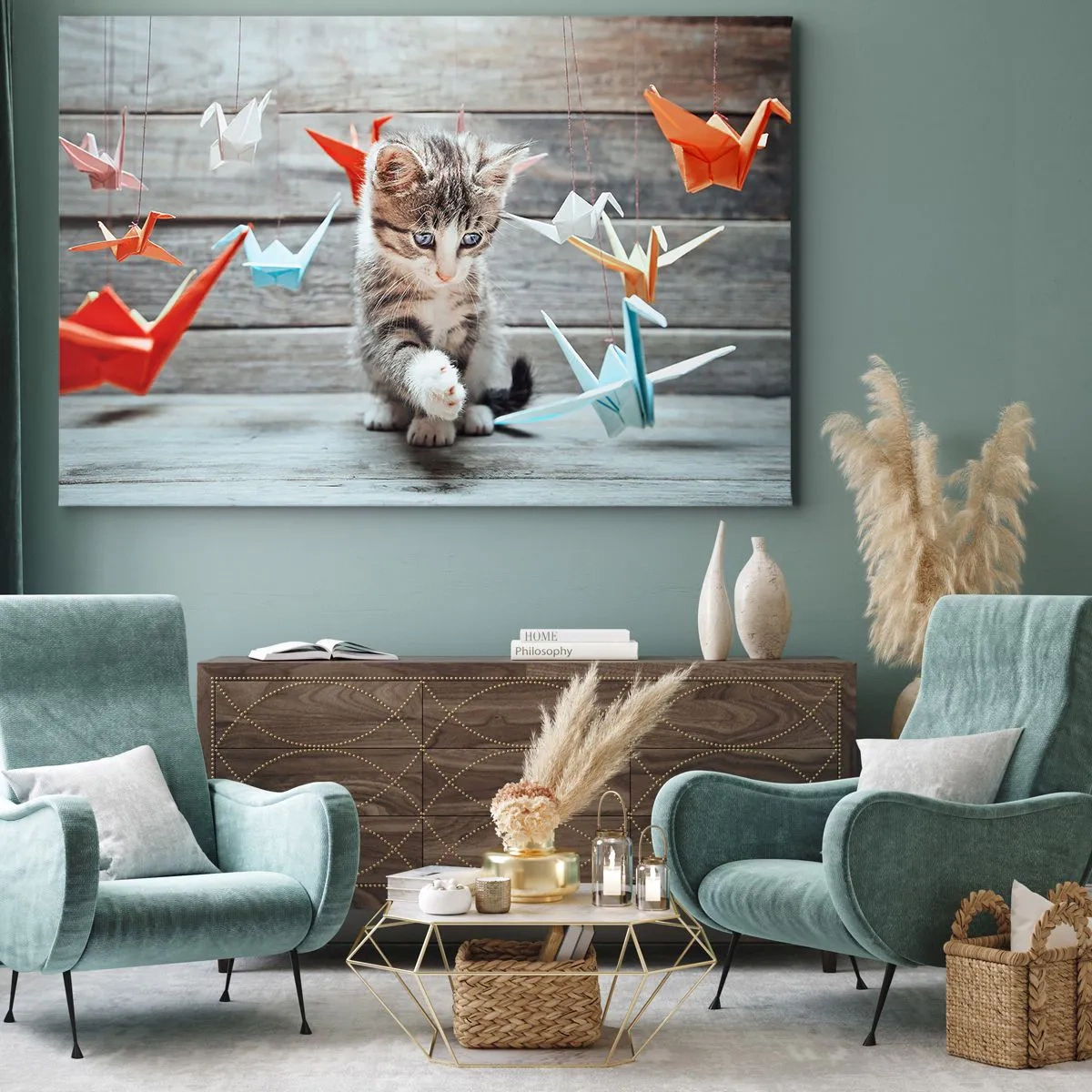 Tablou pe pânză Canvas - Un pisoi care se joacă cu cocori de hârtie origami agățați. - 70x50cm - Prima lecție - Decorațiune modernă pentru perete pentru living și dormitor ARTTOR
