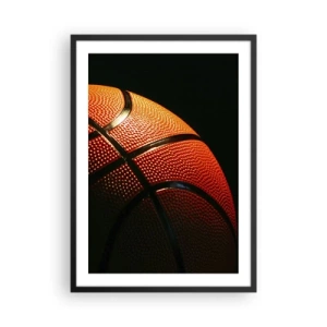 Poster în ramă neagră - Prim-plan al unei mingi de baschet în lumina reflectoarelor - 50x70cm - Frumoasă ca o planetă - Decorațiune modernă pentru perete pentru living și dormitor ARTTOR