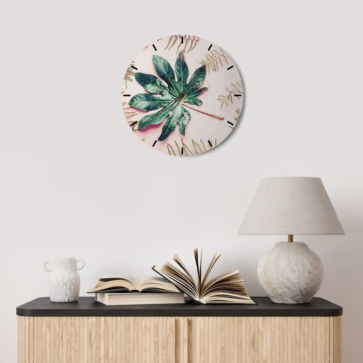 Ceas de perete - Ceas pe sticlă - O frunză verde mare pe un fundal roz deschis, cu detalii florale. - 30x30cm - Studiu de verdeață pe un fundal roz - Decorațiune modernă pentru perete pentru living, bucătărie și dormitor ARTTOR