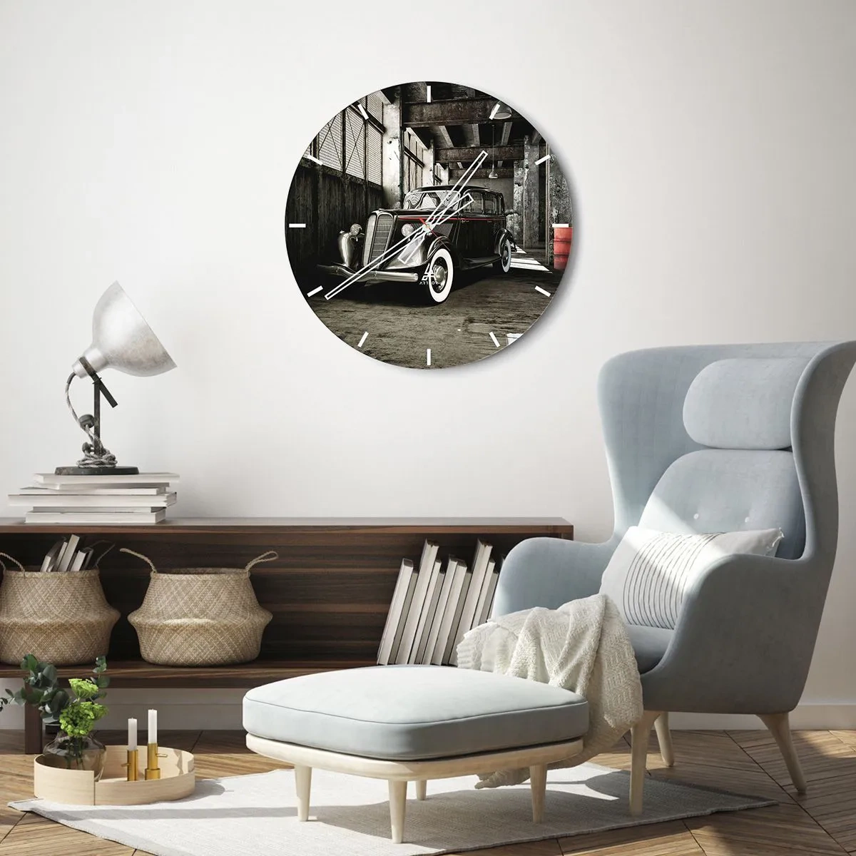 Ceas de perete - Ceas pe sticlă - Garaj atmosferic cu o mașină clasică de epocă - 30x30cm - Eleganța eternă a anilor `30 - Decorațiune modernă pentru perete pentru living, bucătărie și dormitor ARTTOR