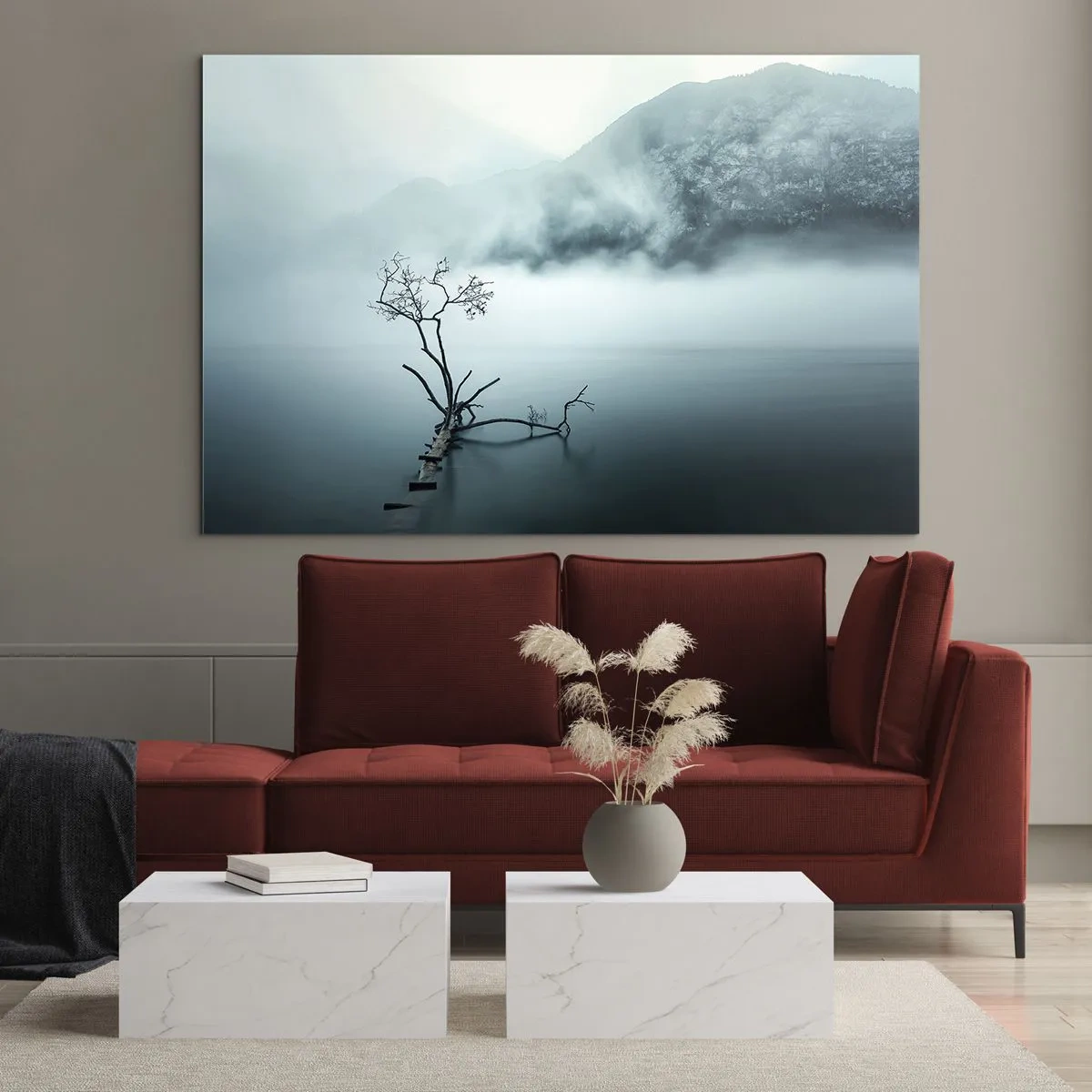 Tablou pe sticlă - Un copac singuratic pe fundalul munților învăluiți în ceață deasupra apei - 70x50cm - Din apă și ceață - Decorațiune modernă pentru perete pentru living și dormitor ARTTOR