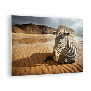 Tablou pe sticlă - zebră care se odihnește pe plajă la apus - 70x50cm - Ne potrivim împreună - Decorațiune modernă pentru perete pentru living și dormitor ARTTOR