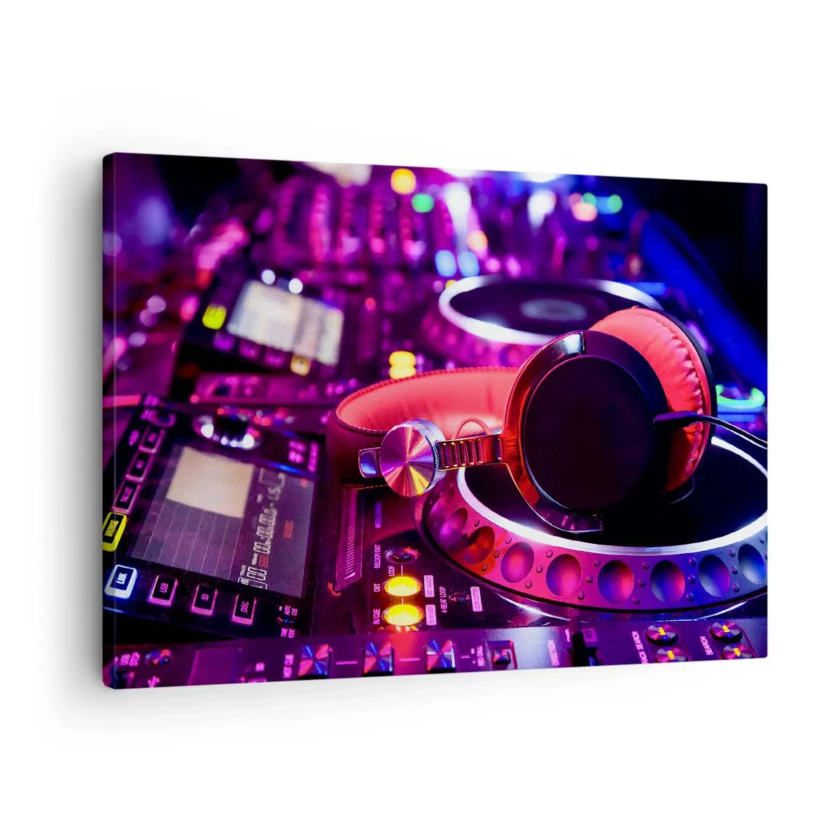 Tablou pe pânză Canvas - Căști DJ pe o consolă cu iluminare neon - 70x50cm - Înainte de a începe distracția - Decorațiune modernă pentru perete pentru living și dormitor ARTTOR