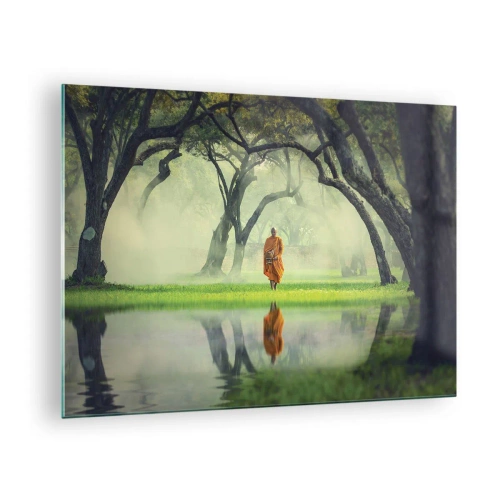 Tablou pe sticlă - Un călugăr într-o robă portocalie se plimbă printre copaci lângă apă - 70x50cm - Pe drumul spre iluminare - Decorațiune modernă pentru perete pentru living și dormitor ARTTOR