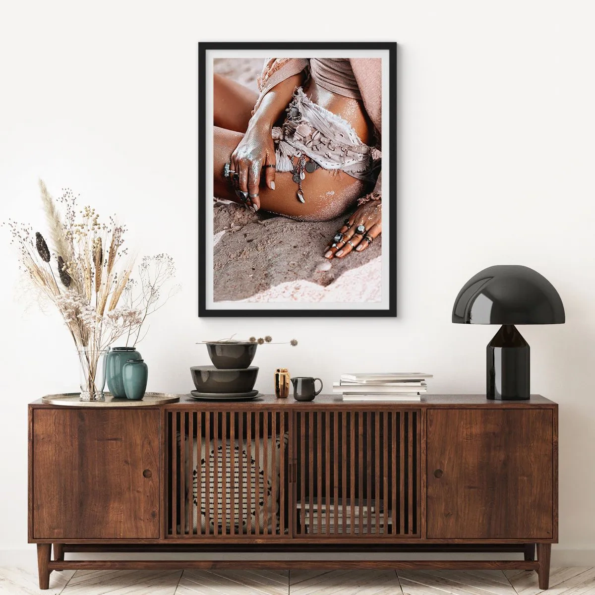Poster în ramă neagră - Femeie în stil boho pe o plajă cu nisip, decorațiuni cu scoici - 50x70cm - Aruncată de valuri? - Decorațiune modernă pentru perete pentru living și dormitor ARTTOR
