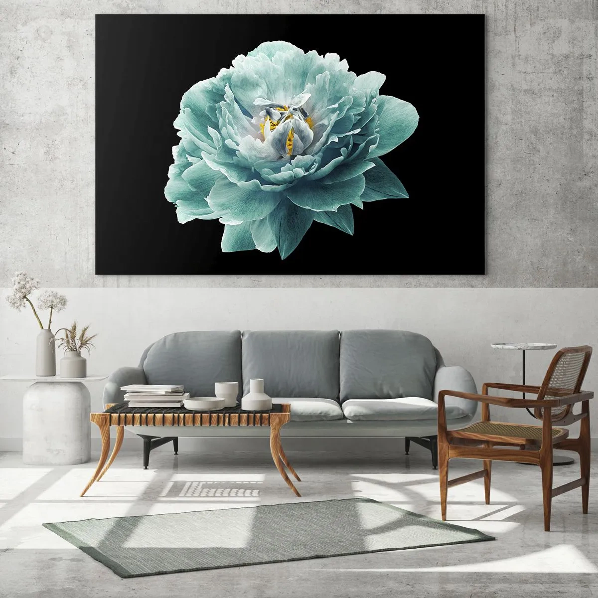 Tablou pe sticlă - O floare turcoaz cu centru galben pe fundal negru, într-un stil glamour. - 70x50cm - Petale albastre și aurii - Decorațiune modernă pentru perete pentru living și dormitor ARTTOR