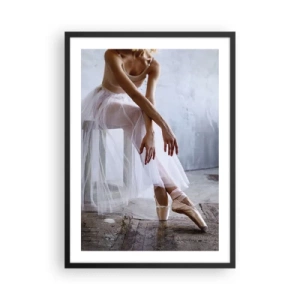 Poster în ramă neagră - O balerină într-o poză delicată pe un fundal industrial - 50x70cm - Înainte ca luminile rampei să strălucească - Decorațiune modernă pentru perete pentru living și dormitor ARTTOR