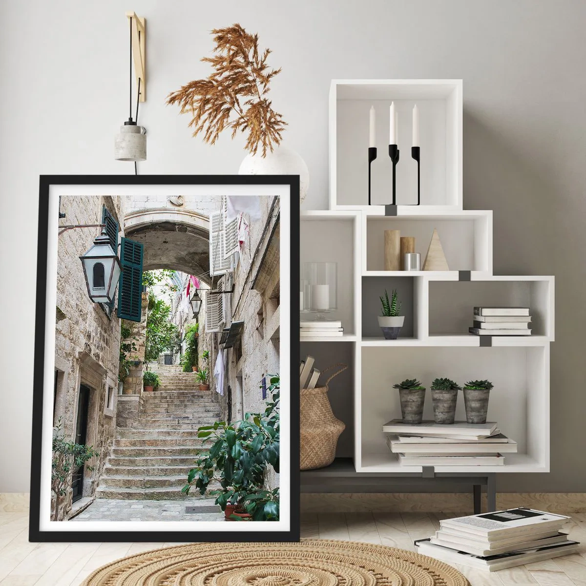 Poster în ramă neagră - O stradă pitorească din piatră, cu scări și vegetație - 50x70cm - O străduță fermecătoare - Decorațiune modernă pentru perete pentru living și dormitor ARTTOR