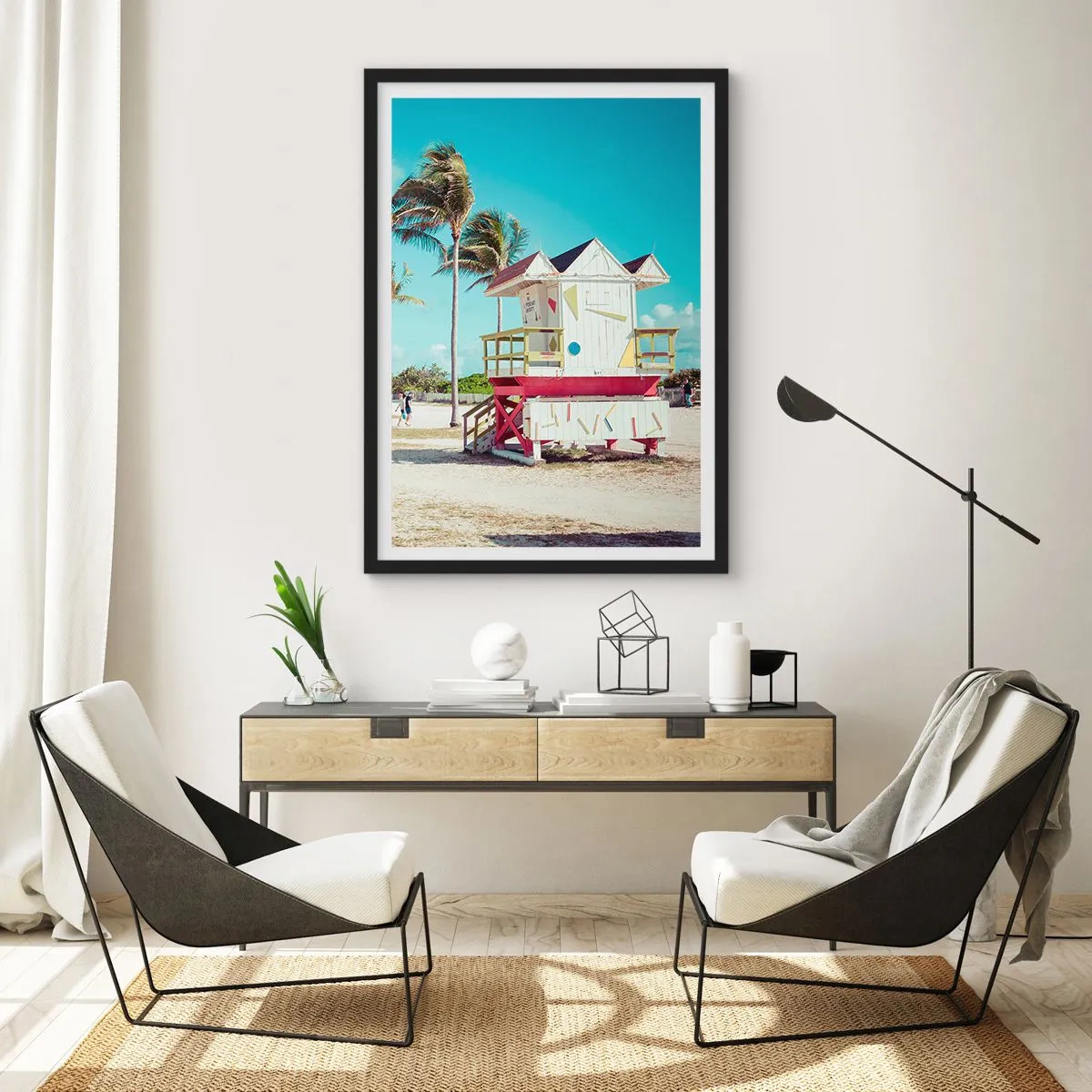 Poster în ramă neagră - Un salvamar colorat pe o plajă cu palmieri și cer albastru - 50x70cm - O zi frumoasă te așteaptă - Decorațiune modernă pentru perete pentru living și dormitor ARTTOR
