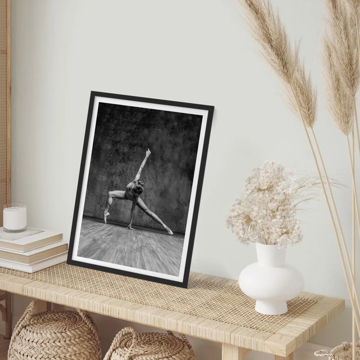 Poster în ramă neagră - O balerină alb-negru într-o poză dinamică pe un perete brut. - 50x70cm - Idealul de echilibru - Decorațiune modernă pentru perete pentru living și dormitor ARTTOR