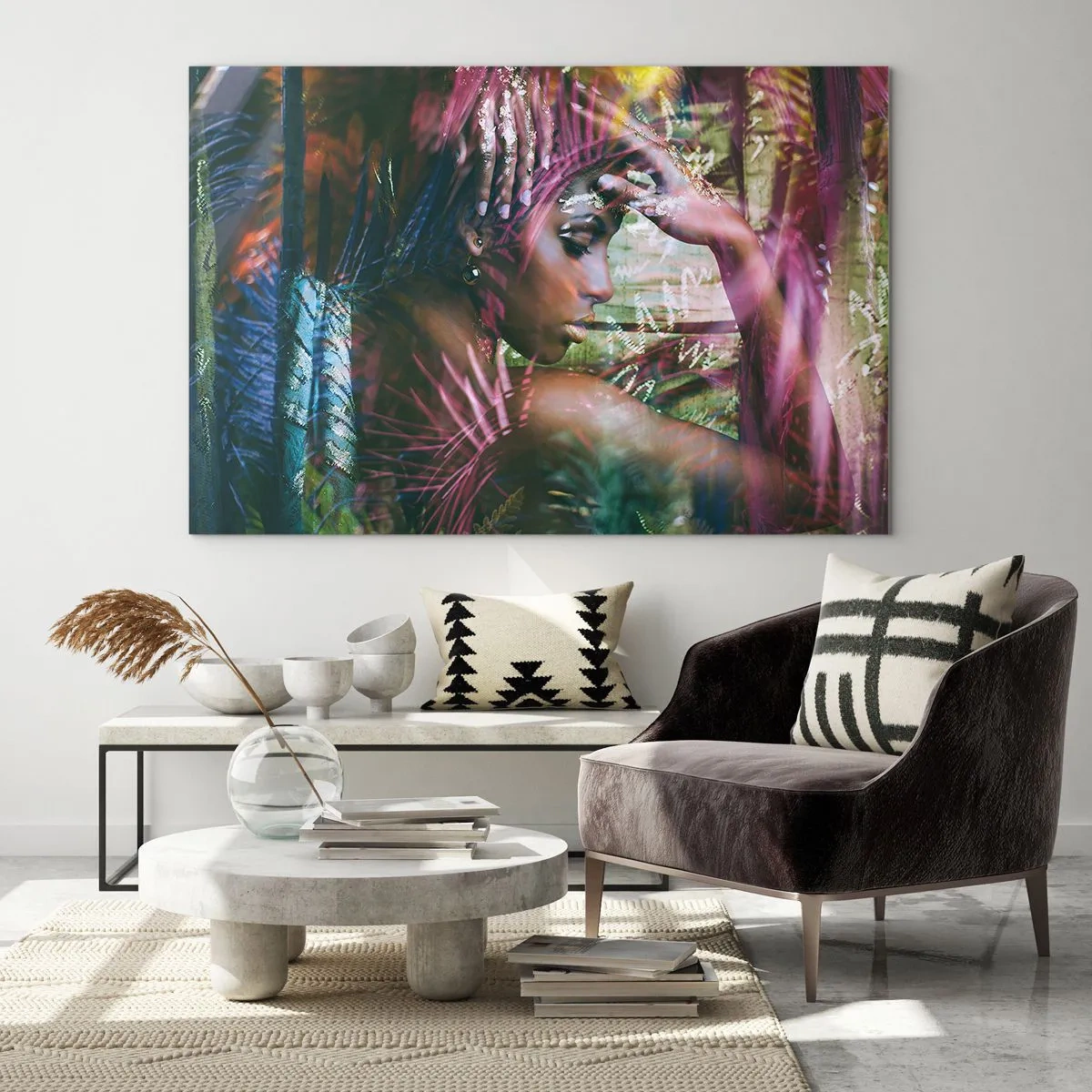 Tablou pe sticlă - Portretul unei femei printre frunze tropicale și reflexii de lumină. - 70x50cm - Mama Natură în junglă - Decorațiune modernă pentru perete pentru living și dormitor ARTTOR