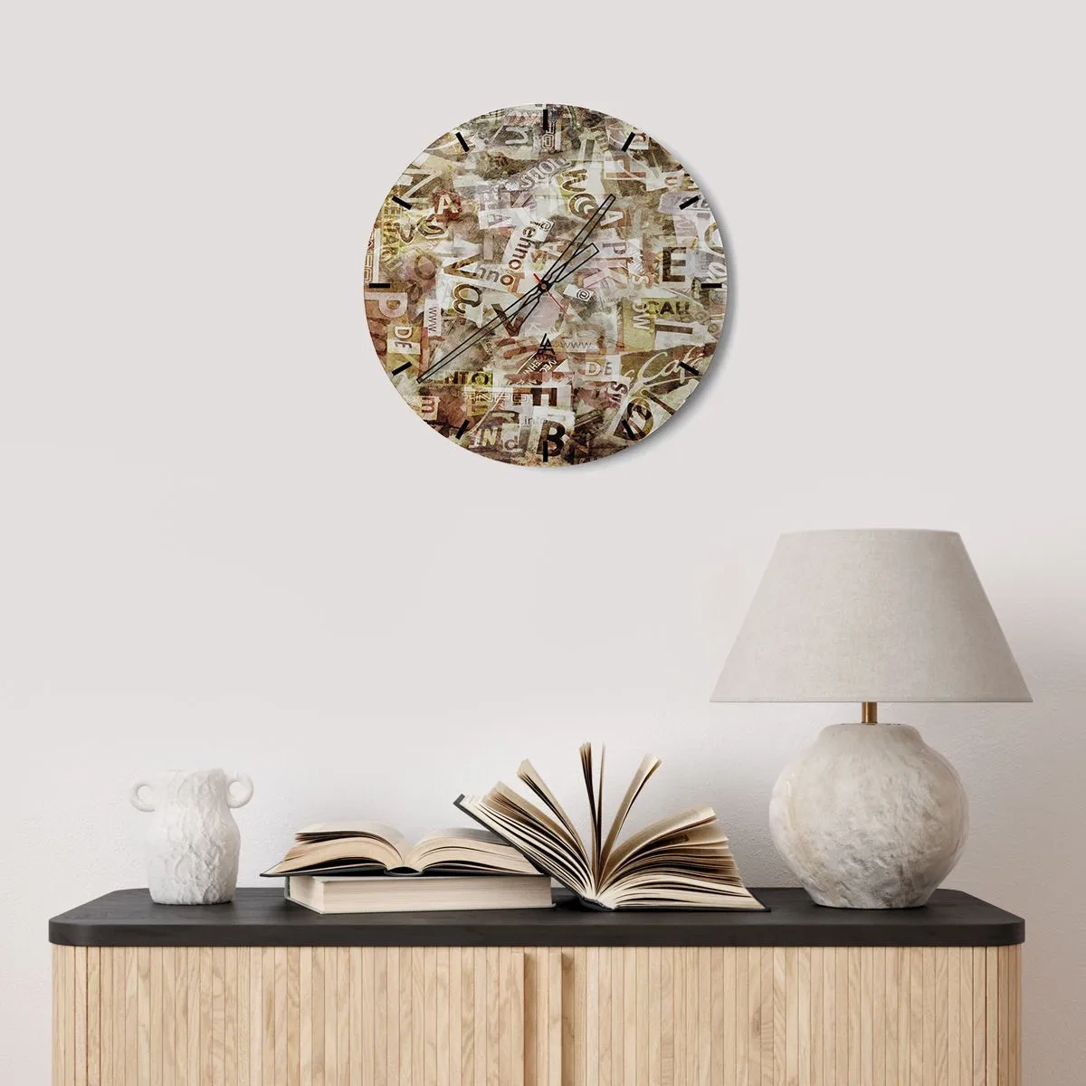 Ceas de perete - Ceas pe sticlă - Compoziție abstractă cu litere în nuanțe de bej și maro - 30x30cm - Îi unesc pe cei care stau la taclale - Decorațiune modernă pentru perete pentru living, bucătărie și dormitor ARTTOR