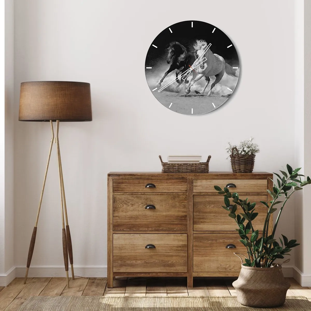 Ceas de perete - Ceas pe sticlă - Un motiv alb-negru cu cai în galop pe un fundal prăfuit. - 30x30cm - Galopul libertății - Decorațiune modernă pentru perete pentru living, bucătărie și dormitor ARTTOR
