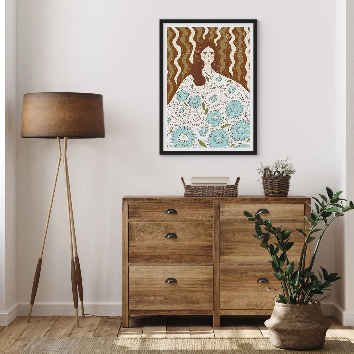 Poster în ramă neagră - Portret stilizat al unei femei într-o rochie florală pe un fundal cu modele ondulate. - 50x70cm - Portret în rochie înflorată - Decorațiune modernă pentru perete pentru living și dormitor ARTTOR