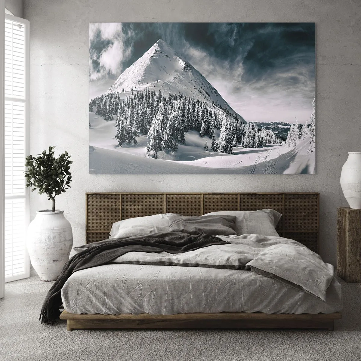 Tablou pe sticlă - Peisaj montan de iarnă cu vârfuri acoperite de zăpadă și pădure - 70x50cm - Țara zăpezii și a gheții - Decorațiune modernă pentru perete pentru living și dormitor ARTTOR