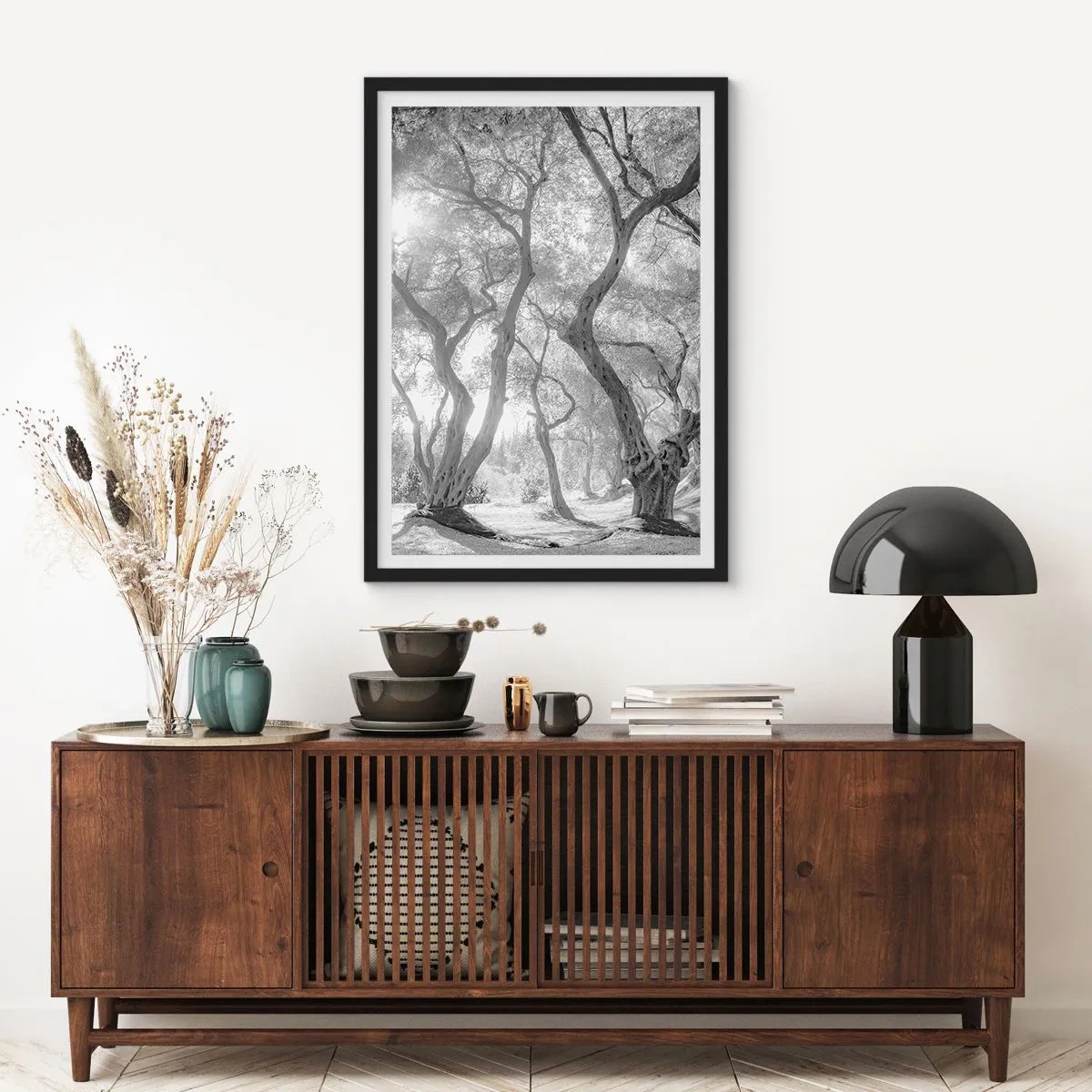 Poster în ramă neagră - Fotografie alb-negru a copacilor șerpuitori în lumina soarelui - 50x70cm - Într-o livadă de măslini - Decorațiune modernă pentru perete pentru living și dormitor ARTTOR