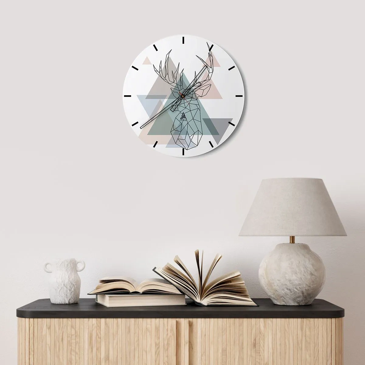 Ceas de perete - Ceas pe sticlă - Imagine geometrică a unui cerb pe un fundal de triunghiuri - 30x30cm - Într-o pădure geometrică - Decorațiune modernă pentru perete pentru living, bucătărie și dormitor ARTTOR