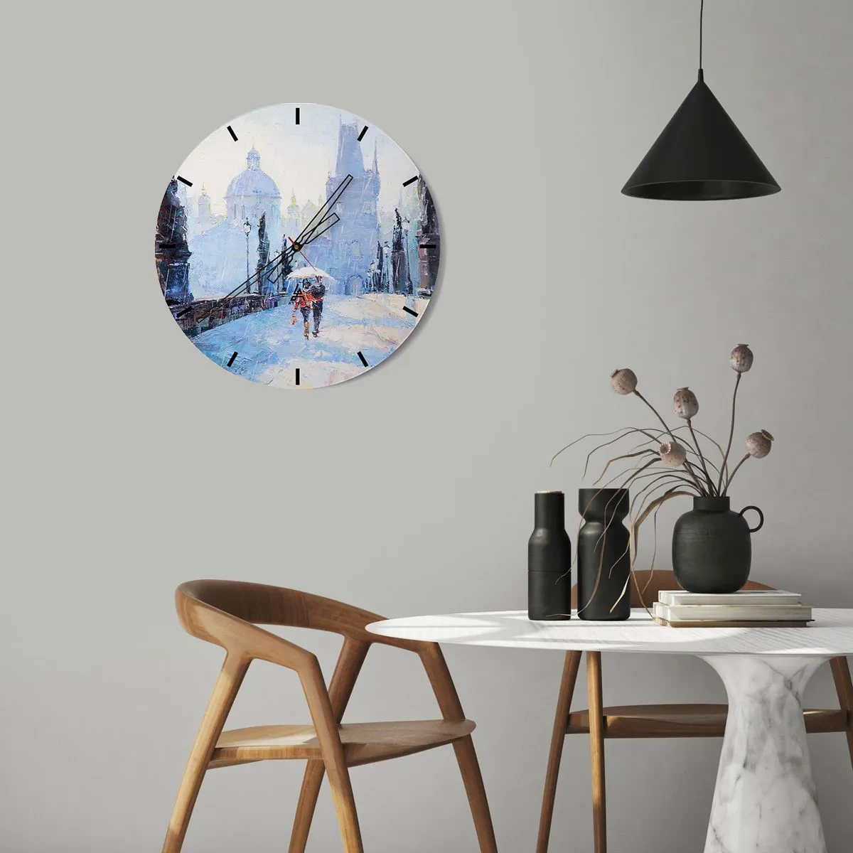 Ceas de perete - Ceas pe sticlă - Scenă romantică pe un pod în ploaie, cu un oraș pitoresc ca fundal - 30x30cm - Probabil că am fost vrăjiți de ploaie - Decorațiune modernă pentru perete pentru living, bucătărie și dormitor ARTTOR