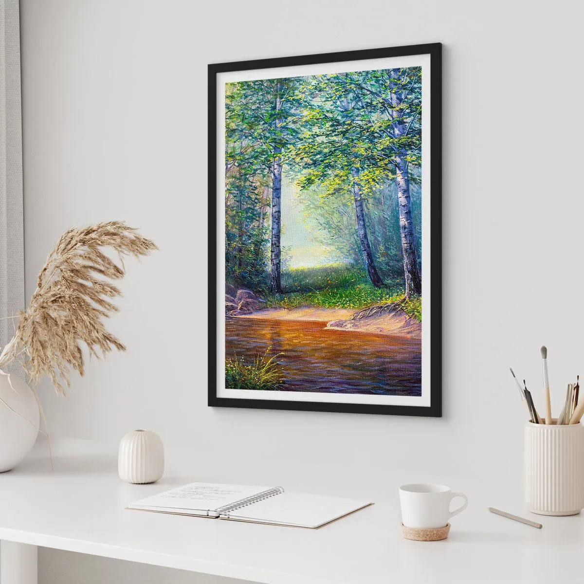 Poster în ramă neagră - O poiană de pădure cu mesteceni și un pârâu în razele soarelui - 50x70cm - Cadru idilic - Decorațiune modernă pentru perete pentru living și dormitor ARTTOR