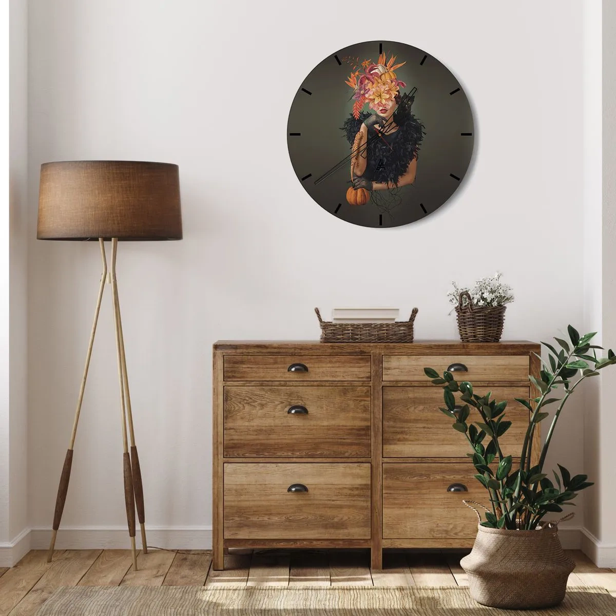 Ceas de perete - Ceas pe sticlă - O femeie cu un aranjament floral și un dovleac pe un fundal întunecat - 30x30cm - Magia vrăjitoarei - Decorațiune modernă pentru perete pentru living, bucătărie și dormitor ARTTOR