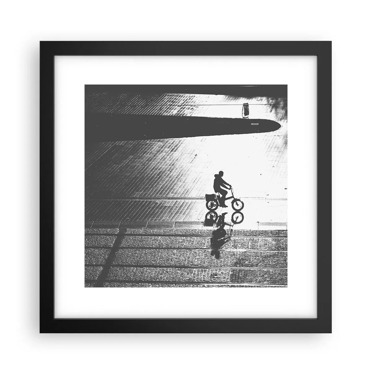 Poster în ramă neagră - Înainte, prin oraș - 30x30 cm