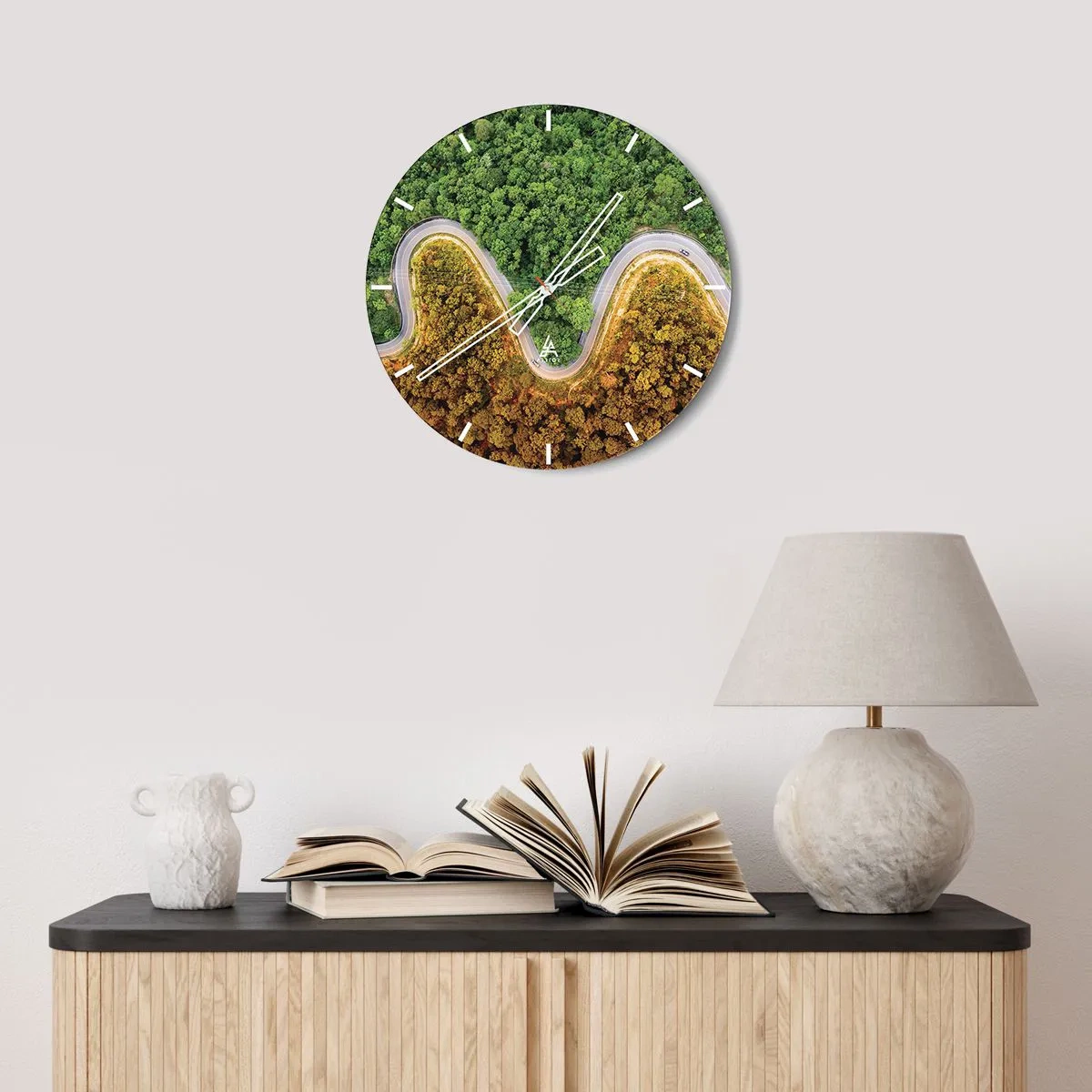 Ceas de perete - Ceas pe sticlă - Un drum asfaltat șerpuitor care străbate pădurea, văzut de sus - 30x30cm - Frontiere și defilee - Decorațiune modernă pentru perete pentru living, bucătărie și dormitor ARTTOR