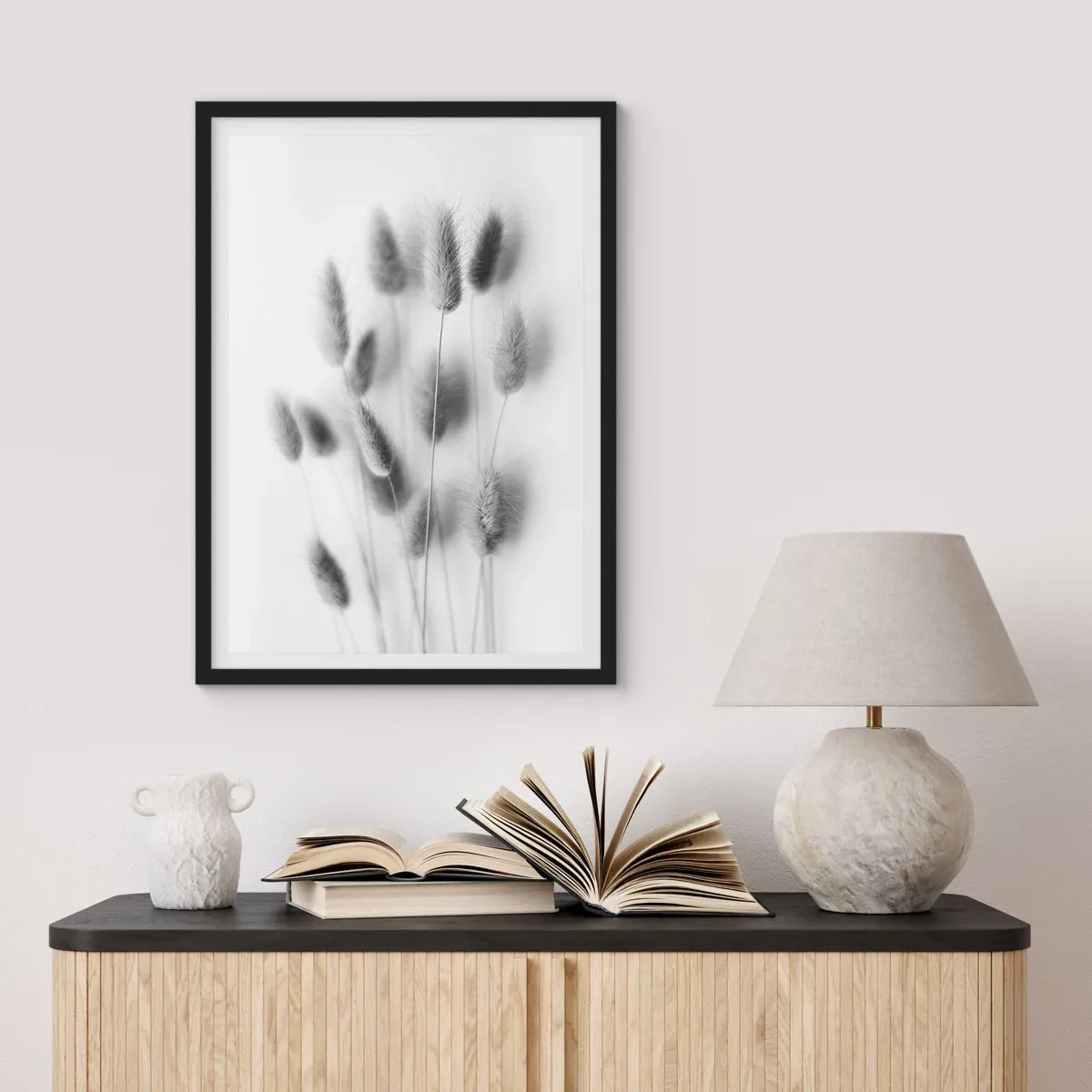 Poster în ramă neagră - Spike-uri pufoase de iarbă alb-negru - 50x70cm - Pufoșenia ierbii - Decorațiune modernă pentru perete pentru living și dormitor ARTTOR