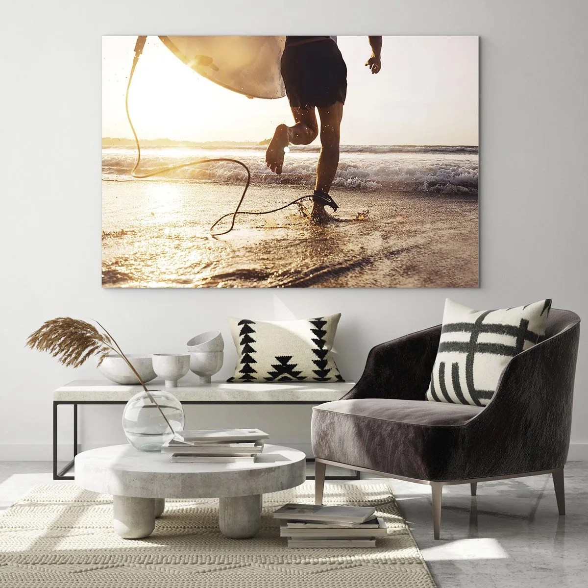Tablou pe sticlă - Un surfer aleargă cu placa sa de-a lungul plajei la apus. - 70x50cm - Pentru a întâmpina valul - Decorațiune modernă pentru perete pentru living și dormitor ARTTOR