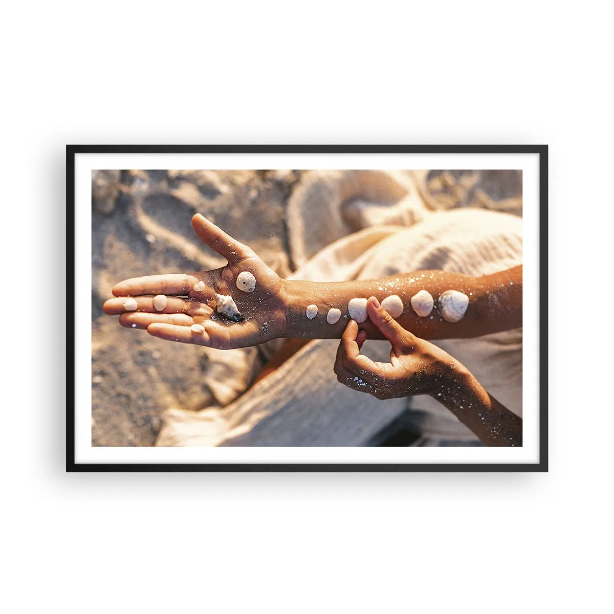 Poster în ramă neagră - Frumusețe la îndemână - 91x61 cm