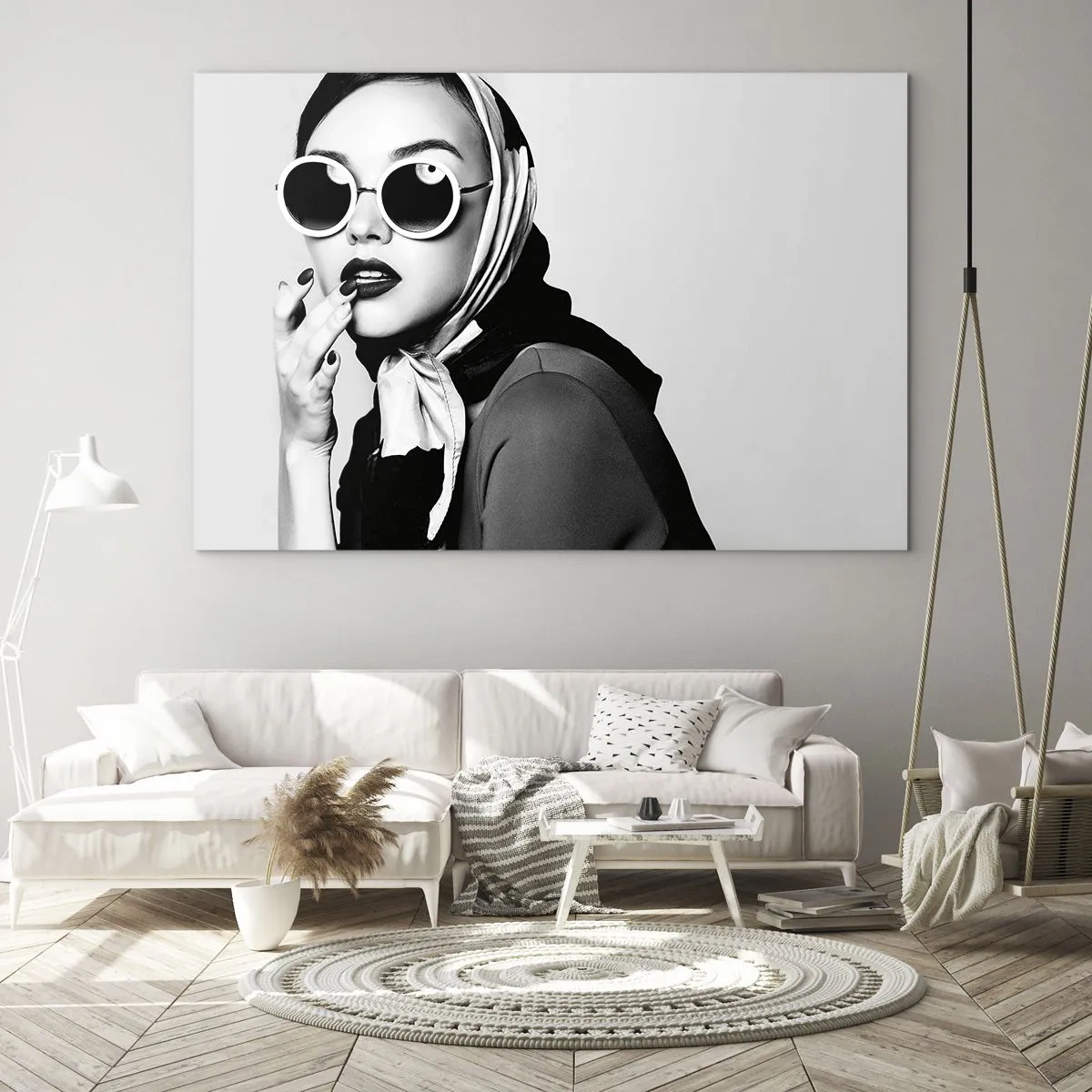 Tablou pe sticlă - Femeie elegantă cu ochelari și o eșarfă alb-negru - 70x50cm - Salutări din anii `60. - Decorațiune modernă pentru perete pentru living și dormitor ARTTOR