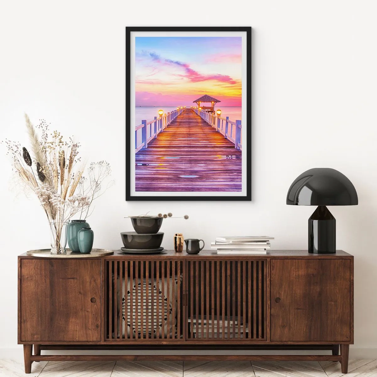 Poster în ramă neagră - Un dig cu un foișor iluminat de soarele care apune - 50x70cm - Tăcerea serii în liliac-auriu - Decorațiune modernă pentru perete pentru living și dormitor ARTTOR
