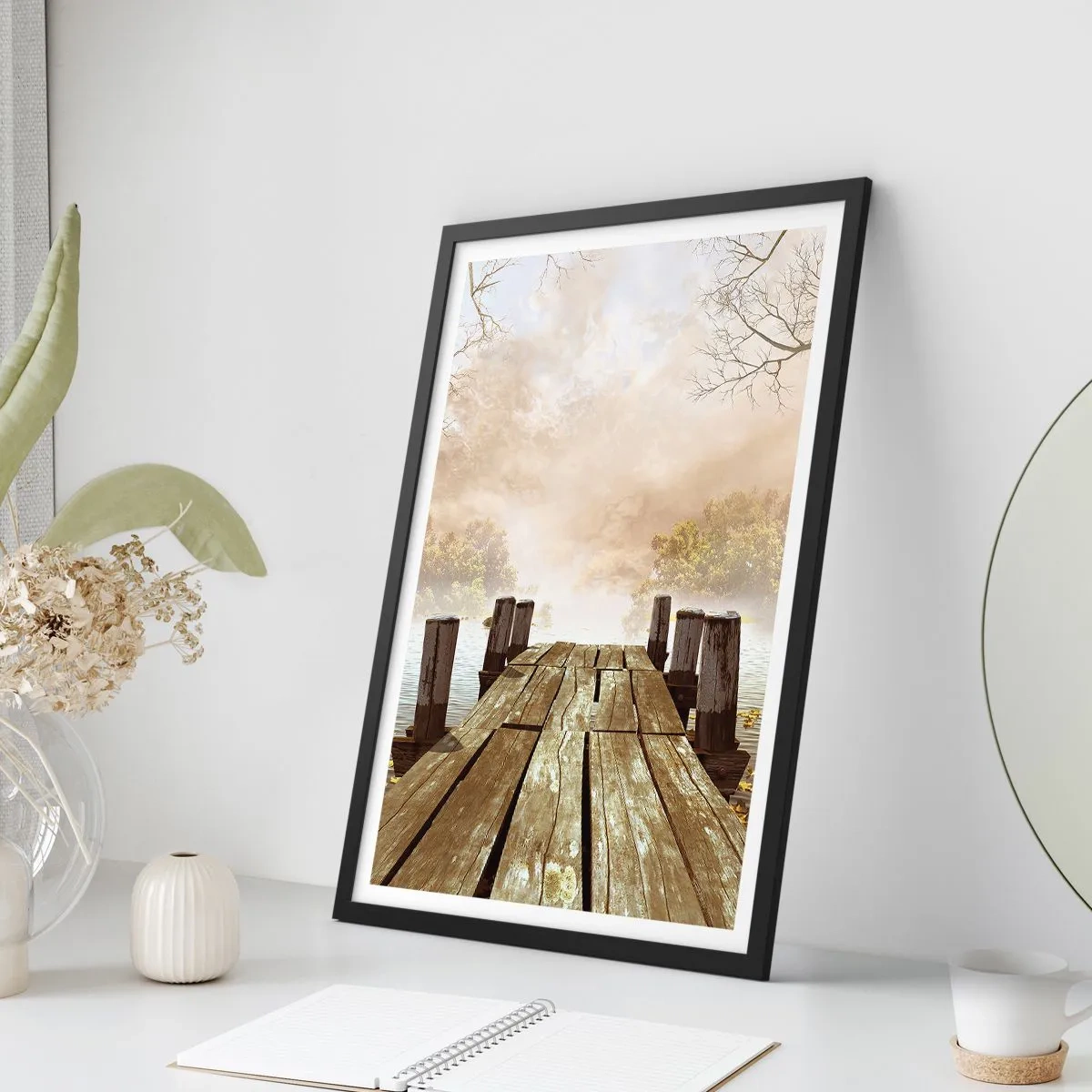 Poster în ramă neagră - Un vechi dig de lemn peste un lac într-un cadru cețos - 50x70cm - Tristețea blândă a toamnei - Decorațiune modernă pentru perete pentru living și dormitor ARTTOR