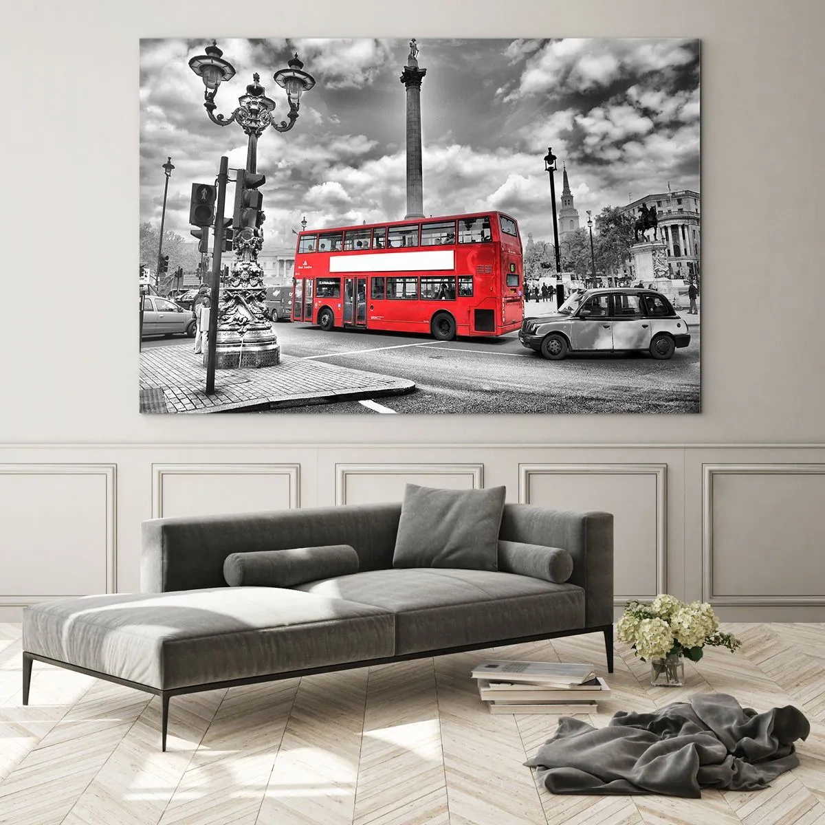 Tablou pe sticlă - Un autobuz roșu pe fundalul unui peisaj urban alb-negru - 70x50cm - Adevărata forță vitală a orașului - Decorațiune modernă pentru perete pentru living și dormitor ARTTOR