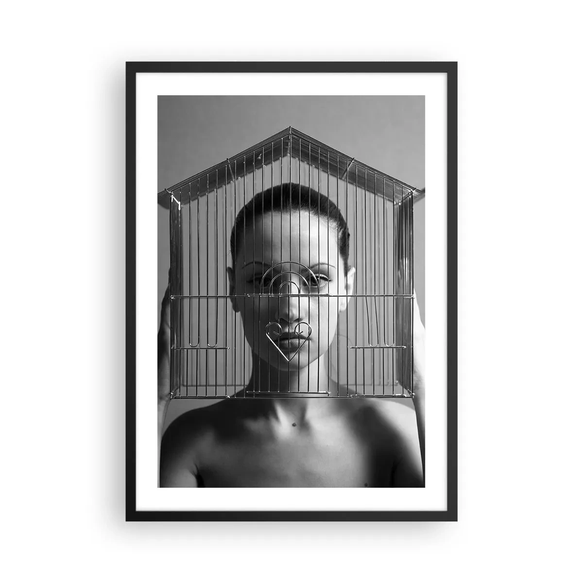 Poster în ramă neagră - Femeie în spatele unei cuști metalice cu inimă în alb și negru - 50x70cm - Un portret oarecum suprarealist - Decorațiune modernă pentru perete pentru living și dormitor ARTTOR