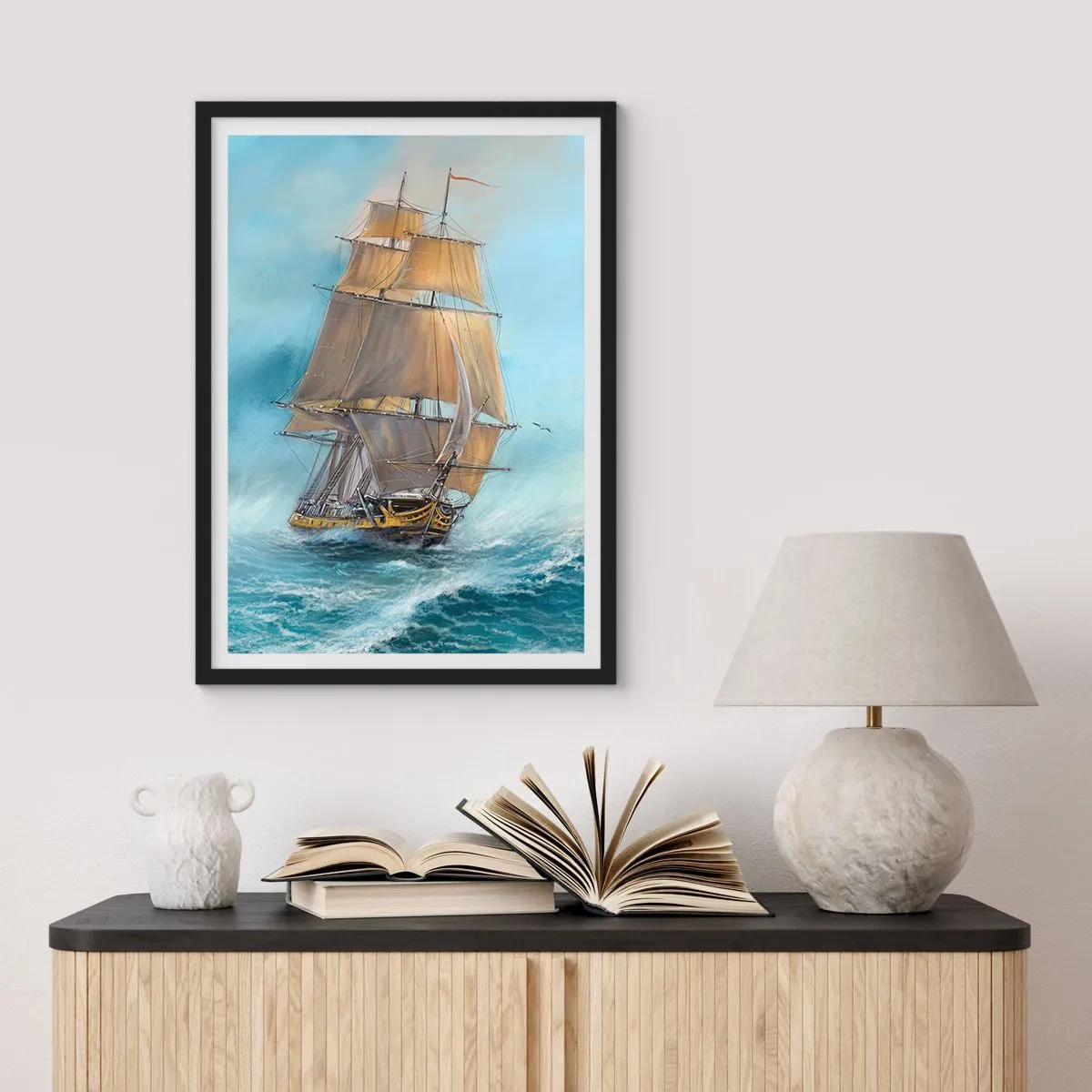 Poster în ramă neagră - O corabie cu pânze navigând printr-o mare furtunoasă într-un stil realist - 50x70cm - Rulează pe valuri - Decorațiune modernă pentru perete pentru living și dormitor ARTTOR