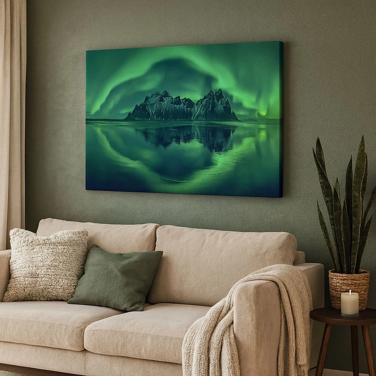Tablou pe pânză Canvas - Munți înconjurați de aurora boreală reflectată în apă - 70x50cm - În brațele aurorei - Decorațiune modernă pentru perete pentru living și dormitor ARTTOR