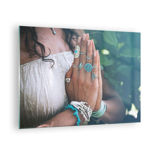 Tablou pe sticlă - Mâinile unei femei purtând bijuterii boho - 70x50cm - Bine ați venit în centrul ființei - Decorațiune modernă pentru perete pentru living și dormitor ARTTOR