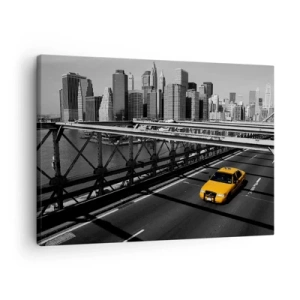Tablou pe pânză Canvas - Taxi galben pe un pod cu vedere la orizontul New York-ului - 70x50cm - Culorile marelui oraș - Decorațiune modernă pentru perete pentru living și dormitor ARTTOR