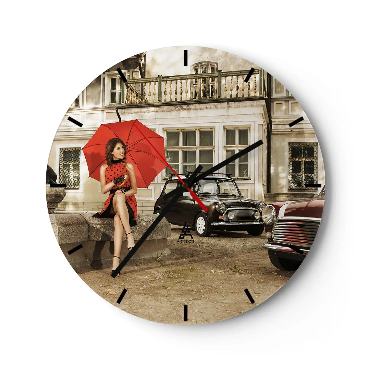 Ceas de perete - Ceas pe sticlă - O femeie cu o umbrelă roșie în fața mașinilor retro. - 30x30cm - O mini-călătorie sentimentală - Decorațiune modernă pentru perete pentru living, bucătărie și dormitor ARTTOR
